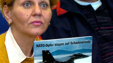 Eine Klägerin auf Schadenersatz im Dezember 2003 im Bonner ... Eine Klägerin auf Schadenersatz im Dezember 2003 im Bonner ...