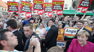 NPD-Provokation während eines Wahlkampfauftrittes von Angela Mer... NPD-Provokation während eines Wahlkampfauftrittes von Angela Mer...