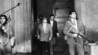 Chiles Präsident Salvador Allende (M.) und seine Personenschütze...