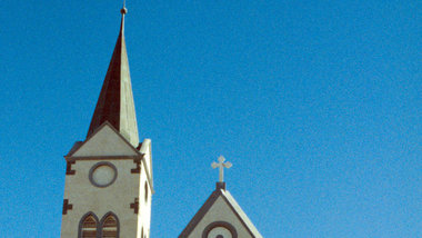 Hoch oben über der Stadt thront die Felsenkirche, 1911/12 mit au...