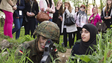 Am &amp;raquo;Girls&amp;rsquo; Day&amp;laquo; versucht die Trupp...