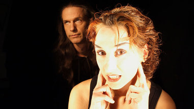 Sie macht schon mal die Tickets und er die Getr&auml;nke oder um...