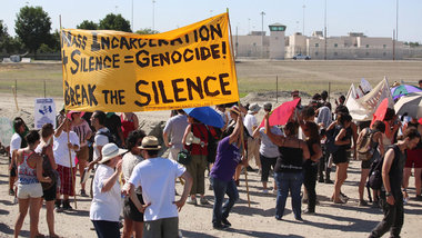 Demonstranten vor dem Corcoran State Prison solidarisieren sich ...