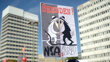 Die Comicfiguren &raquo;Spion &amp; Spion&laquo; auf dem Schild ...