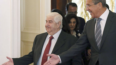 Syriens Au&szlig;enminister Walid Al-Muallim (l.) und sein russi...