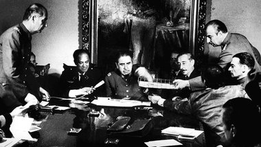 General Augusto Pinochet (Mitte) putschte sich in Chile im Septe...