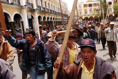 Nach wochenlangen Protesten bildeten Bürger in Cochabamba eine "... Nach wochenlangen Protesten bildeten Bürger in Cochabamba eine "...