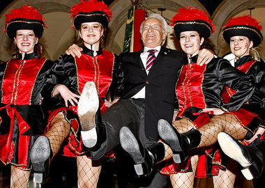 Stoiber (M.) tanzt immer weiter in den Abgrund Stoiber (M.) tanzt immer weiter in den Abgrund