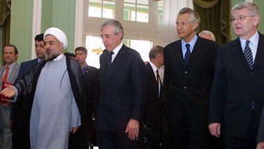 Der damalige iranische Chefunterh&auml;ndler Hassan Rohani (l.) ...