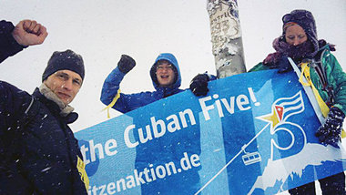 Gipfel des Protests: Aktivisten fordern auf der Zugspitze Freihe...