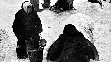 1. 1.1942: Leningrader versuchen, Wasser aus geborstenen Leitung... 1. 1.1942: Leningrader versuchen, Wasser aus geborstenen Leitung...