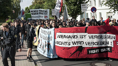 Nur wenige Bewohner des Ortes waren dabei: Demo gegen Fremdenfei... Nur wenige Bewohner des Ortes waren dabei: Demo gegen Fremdenfei...