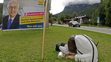 Verlierer des Tages: FDP-Wahlplakat am Montag im bayerischen Wei...