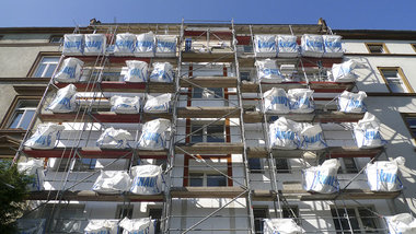 Wegen Fassadensanierung eingerüstetes Wohnhaus in Frankfurt am M...