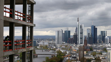 Die Skyline der Bankenmetropole Frankfurt am Main, auch »Mainhat...