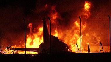 Eine 44 Jahre alte AN-12 brannte am 9. August kurz vor dem Start... Eine 44 Jahre alte AN-12 brannte am 9. August kurz vor dem Start...