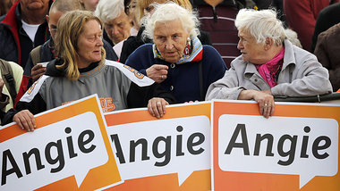 Merkel-Fans harren ihrer Heldin am Dienstag in Magdeburg