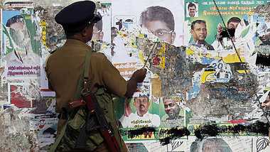 Ein Polizist entfernt am Freitag in Jaffna Wahlplakate. Zwei Tag...