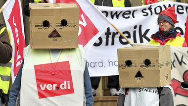Ausstand an zwei Standorten: Amazon-Besch&auml;ftigte demonstrie...