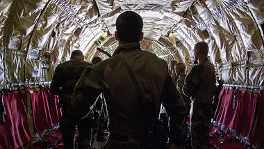 Franz&ouml;sische Soldaten bei der Ankunft auf einem malischen A...