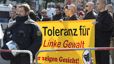 Anh&auml;nger der Partei &raquo;Die Rechte&laquo; marschierten i...