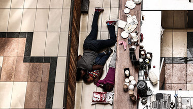 Besucher der kenianischen Shopping-Mall versuchen, sich w&auml;h...