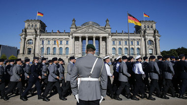 Vereidigung von Bundeswehrrekruten vor dem Berliner Reichstag, 2...