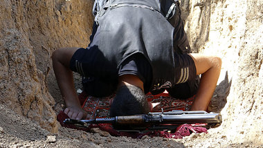 Ein K&auml;mpfer der &raquo;Freien Syrischen Armee&laquo; beim G...
