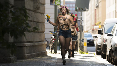 29. August, Berlin: Femen-Protest vor der ukrainischen Botschaft...