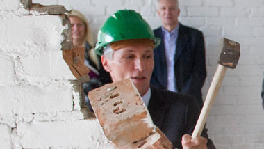 Hubertus Knabe haut rein (2011 in der Gedenkst&auml;tte Hohensch...