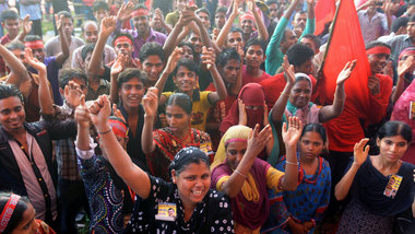 Demonstration f&uuml;r den Mindestlohn in Dhaka, Bangladesch, am...