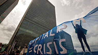 Kapitalismus bedeutet Krise. Protest vor dem G-8-Gipfel im Finan...