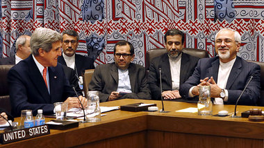 US-Au&szlig;enminister John Kerry mit seinem iranischen Amtskoll...