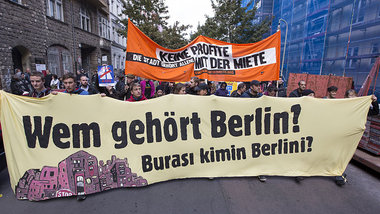 Eigentumsfrage gestellt: Teilnehmer des Aktionstages wie hier in... Eigentumsfrage gestellt: Teilnehmer des Aktionstages wie hier in...