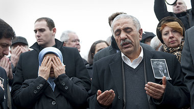 Ayse und Ismail Yozgat beten auf der Gedenkveranstaltung zum sie...