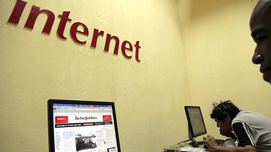 In einem staatlichen Internetcaf&eacute; in Havanna liest ein Nu...
