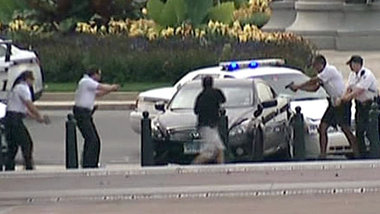 Polizisten umstellen am Donnerstag einen PKW auf Irrfahrt in Was...