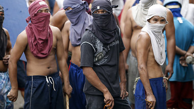 Manila am 13. Juli: Streikbrecher warten auf Instruktionen zur A... Manila am 13. Juli: Streikbrecher warten auf Instruktionen zur A...