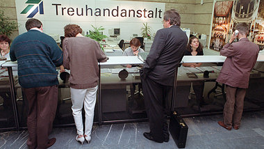 Geschäftsleute bei der Anmeldung in der Treuhand-Zentrale i... Geschäftsleute bei der Anmeldung in der Treuhand-Zentrale i...