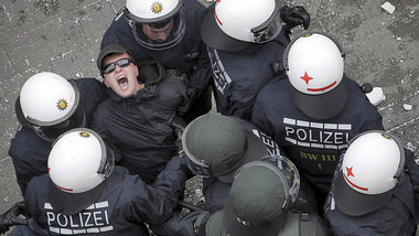 Polizisten nehmen einen Demonstranten während der Blockupy-... Polizisten nehmen einen Demonstranten während der Blockupy-...