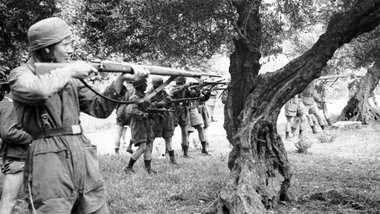 Exekutionskommando: Am 2. Juni 1941 richten deutsche Falschirmj&...