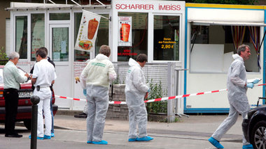 Spurensicherung am Tatort in N&uuml;rnberg. Am 9. Juni 2005 wurd...