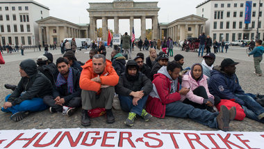 Protest gegen staatlichen Rassismus der EU: Fl&uuml;chtlinge am ...