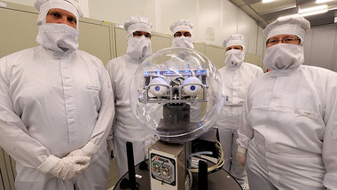 Dieser Roboter namens &raquo;I2D2s&laquo; baut keine Chips, er p...