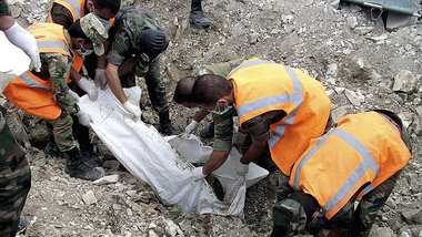 Mitarbeiter der syrischen Zivilverteidigung finden am 20. August...