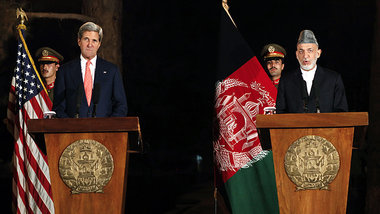 John Kerry (l.) am Samstag in Kabul mit Hamid Karsai