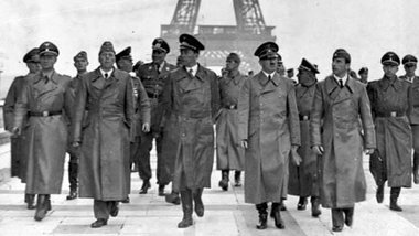 Den Terror nach Paris getragen: Adolf Hitler im Juni 1940 mit Ge... Den Terror nach Paris getragen: Adolf Hitler im Juni 1940 mit Ge...