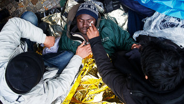 Am Dienstag in Berlin: Ein Flüchtling unter Rettungsdecken ... Am Dienstag in Berlin: Ein Flüchtling unter Rettungsdecken ...