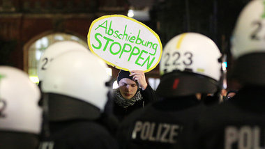 Von Hundertschaften umstellt: Polizisten stoppen am Dienstag ein...
