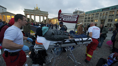 Sanitäter bringen den zusammengebrochenen Jules-Sawa Akili ... Sanitäter bringen den zusammengebrochenen Jules-Sawa Akili ...